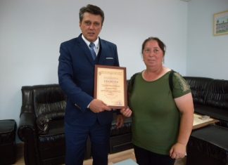 Жена намери и върна чанта с голяма сума, връчиха и почетна грамота