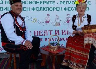 „Шарено хоро“ събира самодейци на площада пред Общината в Русе