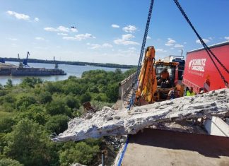 Премахнаха първия стоманобетонен панел на Дунав мост