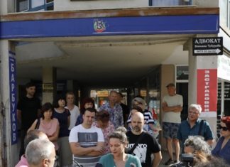 Фармацевти протестираха пред сградата на РЗОК в Русе