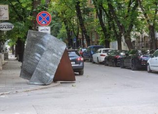 Бурята в Русе откърти ламарини и начупи клони, предупреждение е в сила и за днес