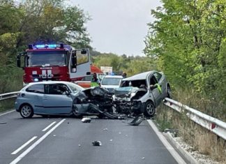 Трима души загинаха при челен удар
