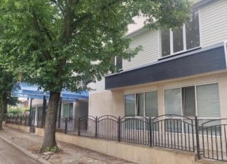 Майка скочи от третия етаж на хотел с бебето си в ръце Снимка: Google Street View