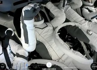 За пръв път в историята: Непрофесионални астронавти са на разходка в Космоса