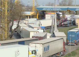 Превозвачи: Заобикалят България заради тапите по границите Дунав мост опашки