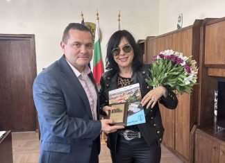 Отличиха Кичка Бодурова с плакет на Община Русе