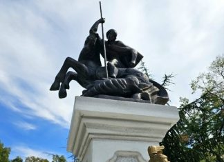 Статуя на „Свети Георги“ вече краси пл. „Дунав“ в Русе