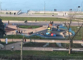 Покриват с PVC-сенник на детската площадка на кея