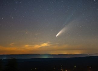Ярка комета е видима от България