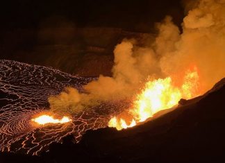 Вулканът Килауеа изригна с фонтани от „златна” лава
