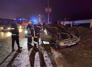 Водач обърна по таван кола с 2 деца в нея
