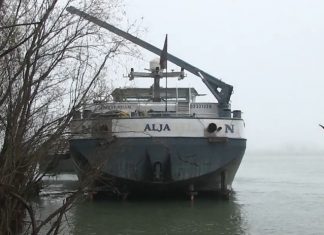 Моряците от арестувания край Русе кораб го напускат