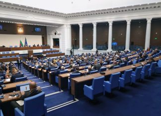 Българската православна църква утвърдена като единствен представител на православието у нас: Парламентът одобри три ключови законопроекта