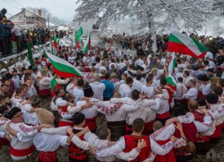 Мъжкото хоро се изви в ледените води на река Тунджа в Калофер