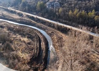 Продължава почистването на коритото на река Бели Лом край село Кривня