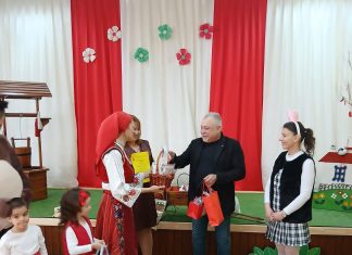 Деца от ДГ „Русалка“ дариха мартенички на онкоболни в Русе