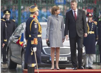 Церемония в двореца „Котрочени“ бележи края на мандата на румънския президент Клаус Йоханис