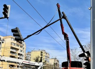 Светофарната уредба край „Олимп“ падна, ще монтират нова