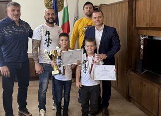 Наградиха малките каратисти от СК „Бушин“