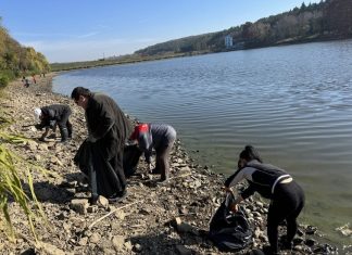 Доброволци почистиха язовира в Николово