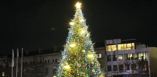 Грейнаха светлините на Коледната елха в Русе. Да бъдем добри, пожела кметът