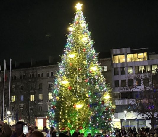 Грейнаха светлините на Коледната елха в Русе. Да бъдем добри, пожела кметът