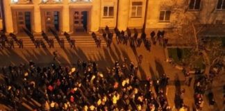 Граждански протест събра русенци на площада пред Съдебната палата