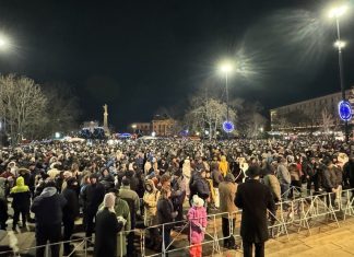 Стотици посрещнаха 2026 г. на площада в Русе