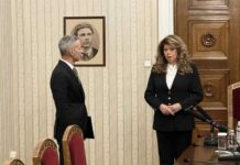 Кой влиза в кабинета „Гюров“?