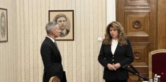 Кой влиза в кабинета „Гюров“?