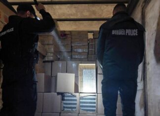 Задържаха камион с контрабандни цигари край Дунав мост при Русе
