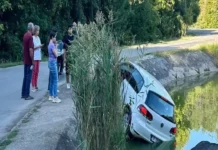 Момичета се метнаха с кола в езерото на Текето